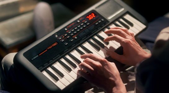 *YAMAHA　PSS-A50入荷 クリエィティブなサウンドを持ち運べ！演奏から録音、音楽制作ツールとしても活用可能なミニキーボードです。 |*メーカー|*品番|*販売価格(税込)| |YAMAHA|PSS-A50|[!￥12,100!]| ***クリエイティブを刺激する！ 鍵盤を押すだけでフレーズ […]