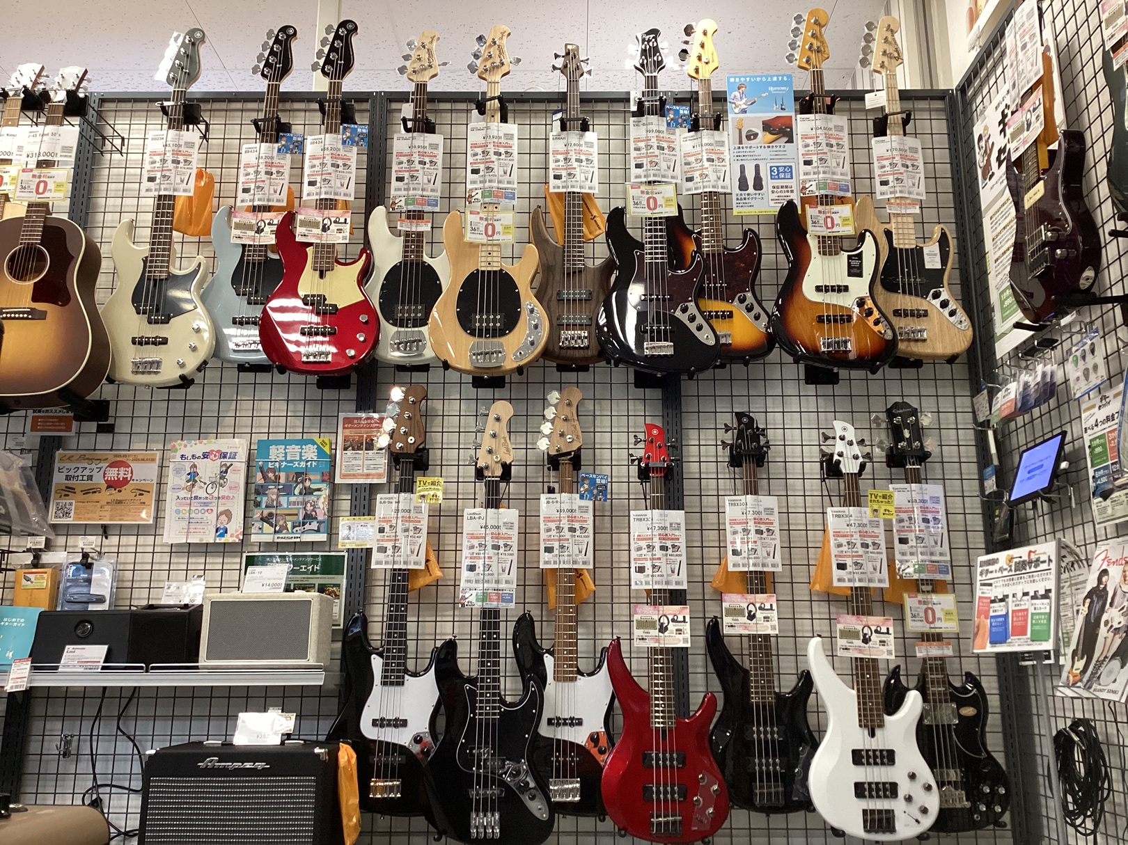 こんにちは！島村楽器イトーヨーカドー赤羽店のエレキベース担当、本澤(もとざわ)と申します。 赤羽店は小さな店舗ながら、意外に多種多様なエレキベースを取り揃えております。 比較的お求めやすい価格帯のモデルもございますので、初心者の方はもちろん、用途によって楽器を持ち替えるなど 複数の楽器を所有したい方 […]