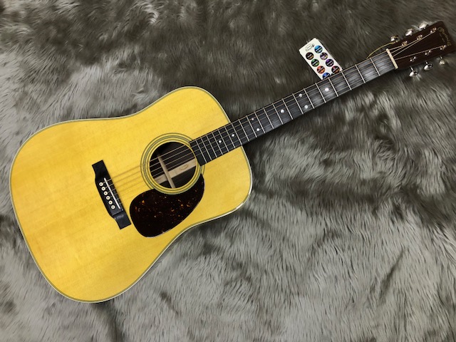 *Martin D-28 Standard入荷しました！ マーティン・ギターの中で最も有名なモデルといえば、このD-28ですよね。]]1931年の発表以来、マーティンを代表するモデルとして世界中のプロミュージシャンから愛され続けています。]]アコースティックギターの永遠のスタンダードであり、多くの伝 […]