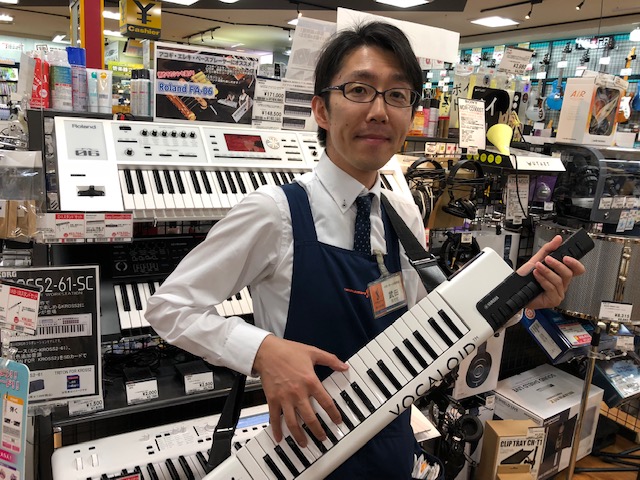 *音を作る楽しさを体感できるアナログのハードシンセ！ 皆さん、こんにちは！シンセサイザー弾いていますか？ まさかパソコンの中でソフトシンセを立ち上げてプリセットを読み込んで、、、の繰り返しではないですよね！？]]そんな方にアナログシンセの楽しさをぜひ知って頂きたいと思います！ え。なに？はーどシンセ […]