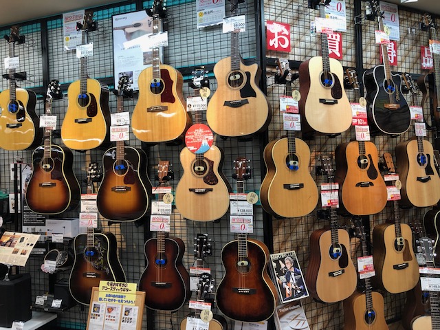 *Martin、Gibson、Taylor、Takamine等…揃えております！　 春に向けライブを控えている皆様！]]様々なエレアコを展示しているこの期間に是非お越しください！自分にピッタリのギターが見つかります！ ===A=== *メーカー別展示ギター紹介 それではさっそくアコギ担当武田セレクト […]