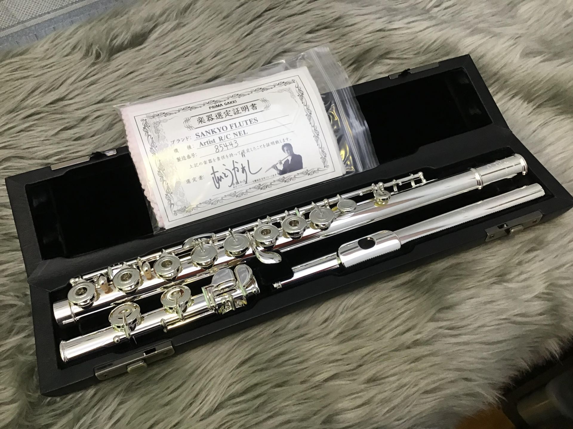 *東京フィルハーモニー交響楽団 首席フルート奏者　斎藤和志先生による選定品です！！ 入念なつくりによる、しっかりした音程。澄み切った透明感のある音色。]]アーティストの名に相応しく、国内外のプレイヤーに愛され評価されている、まさに三響の音を代表する総銀製の名器です。 店頭では実際にお試しいただけます […]