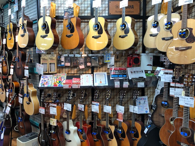 幅広い層に人気のYAMAHAアコースティックギター！展示中です！