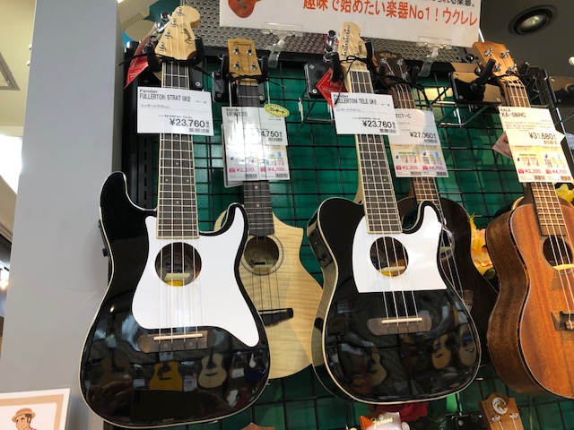 *ストラト・テレキャスの形をしたウクレレが入荷！もちろんピックアップ付き！ Fenderより、ギターの形をしたウクレレが発売！]]今までありそうでなかったエレキギターの形状をしたピックアップ付きのコンサートサイズのウクレレが、フェンダー・ブランドより登場です。 ギターを弾くにはサイズ的にもまだ早い小 […]