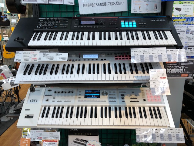 *自宅で音楽活動！必要な機材はお店で揃います！ 皆さん、こんにちは！シンセサイザー弾いていますか？ 本日は一人でもライブ感・音楽を楽しめるシンセサイザーをご紹介いたします！「自宅でライブ」感覚を楽しめます！ シンセサイザー自体が始めから何百もの音色を持っているので、その中から好きな音色を選んで演奏に […]