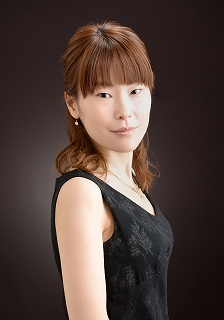 ピアノインストラクター山中 綾子