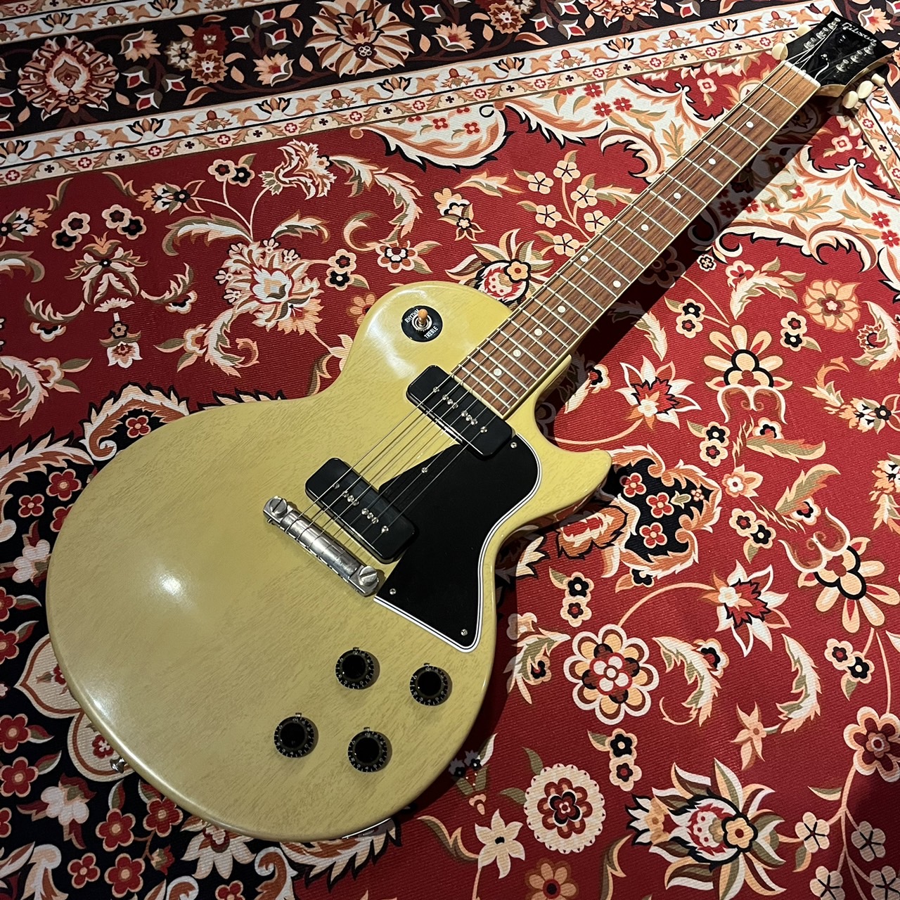 皆さんこんにちは！エレキギター担当の土田です。 本日中古買取したGibson Les Paulを2本ご紹介致します！ 中古品となるので一点物となります！ 是非お試し下さい！！