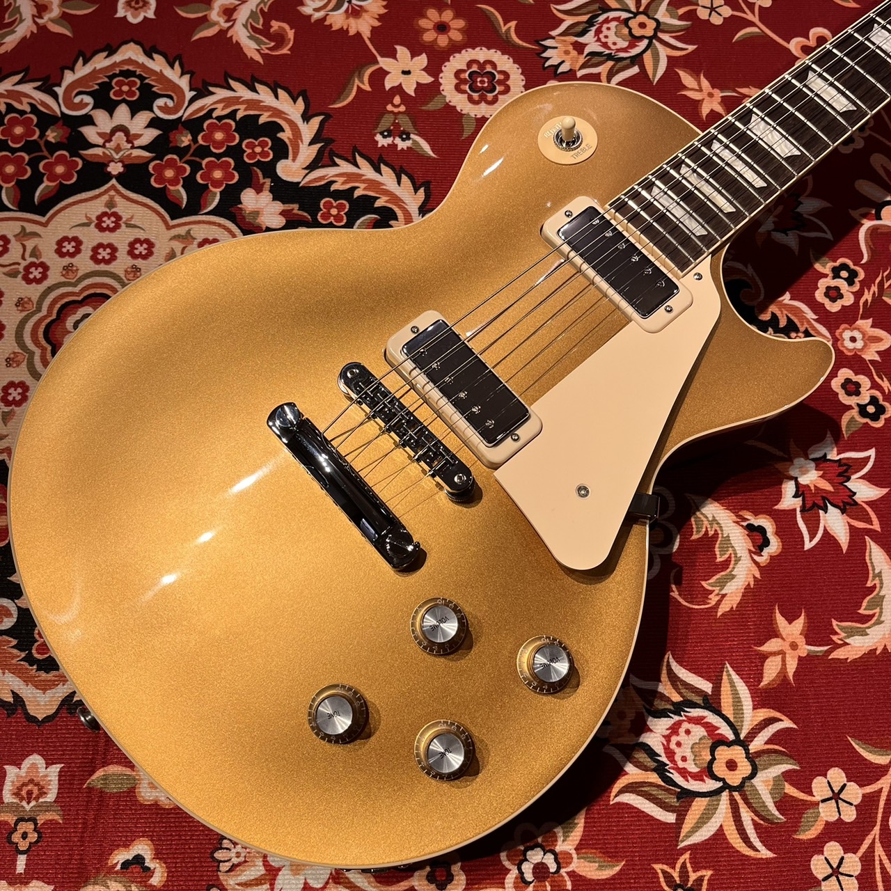 70年代を代表するレスポールといえばこのモデル！待望のゴールドトップが入荷！通好みなDeluxe！！ 1969年に発売されたレスポール・デラックスは、レスポールのラインナップで初めてミニ・ハムバッカーが採用されたモデルです。ミニ・ハムバッカーは、フルサイズのハムバッカーと同様の性能を持ちながら、より […]
