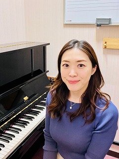 CONTENTS桑山花野　担当曜日:月・火・土・日曜日◆講師からのコメント◆◆スタッフから見た先生の魅力◆お問い合わせ桑山花野　担当曜日:月・火・土・日曜日 Q.音楽を始められたきっかけは何ですか？ 上の兄姉達が皆ピアノを習っていたので、自然と私もピアノ教室に通っていました。姉が上手に弾いているのを […]