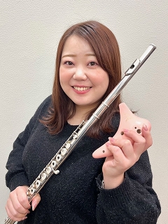 CONTENTS宮崎彩香　担当曜日:月・木・日曜日◆講師からのコメント◆◆スタッフから見た先生の魅力◆お問い合わせ宮崎彩香　担当曜日:月・木・日曜日 Q.音楽を始められたきっかけは何ですか？ 小学4年生の時に吹奏楽部の演奏を聴き、そこでフルートに興味を持ったことがきっかけで音楽を始めました。 Q.レ […]