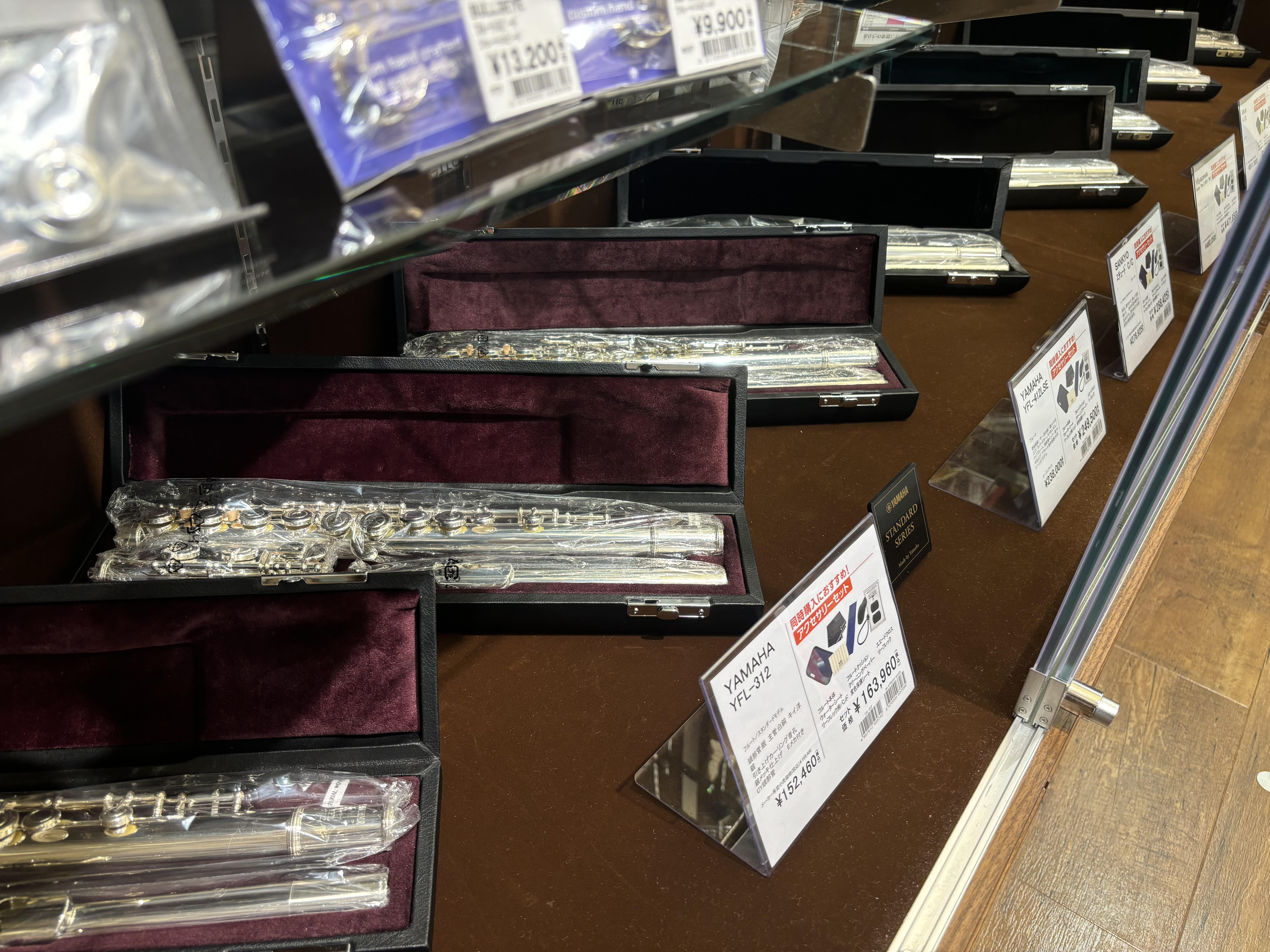 こんにちは、管楽器担当の佐藤です♪ イオンモール秋田店にあるフルートをご紹介いたします CONTENTS店頭ラインナップフルート選び方店頭ラインナップ フルート選び方 材質 カバードキイ・リングキイ フルートには2種類のキイが存在します。 カバードキイ 指でキイを押さえれば音が出るので、初心者さんで […]