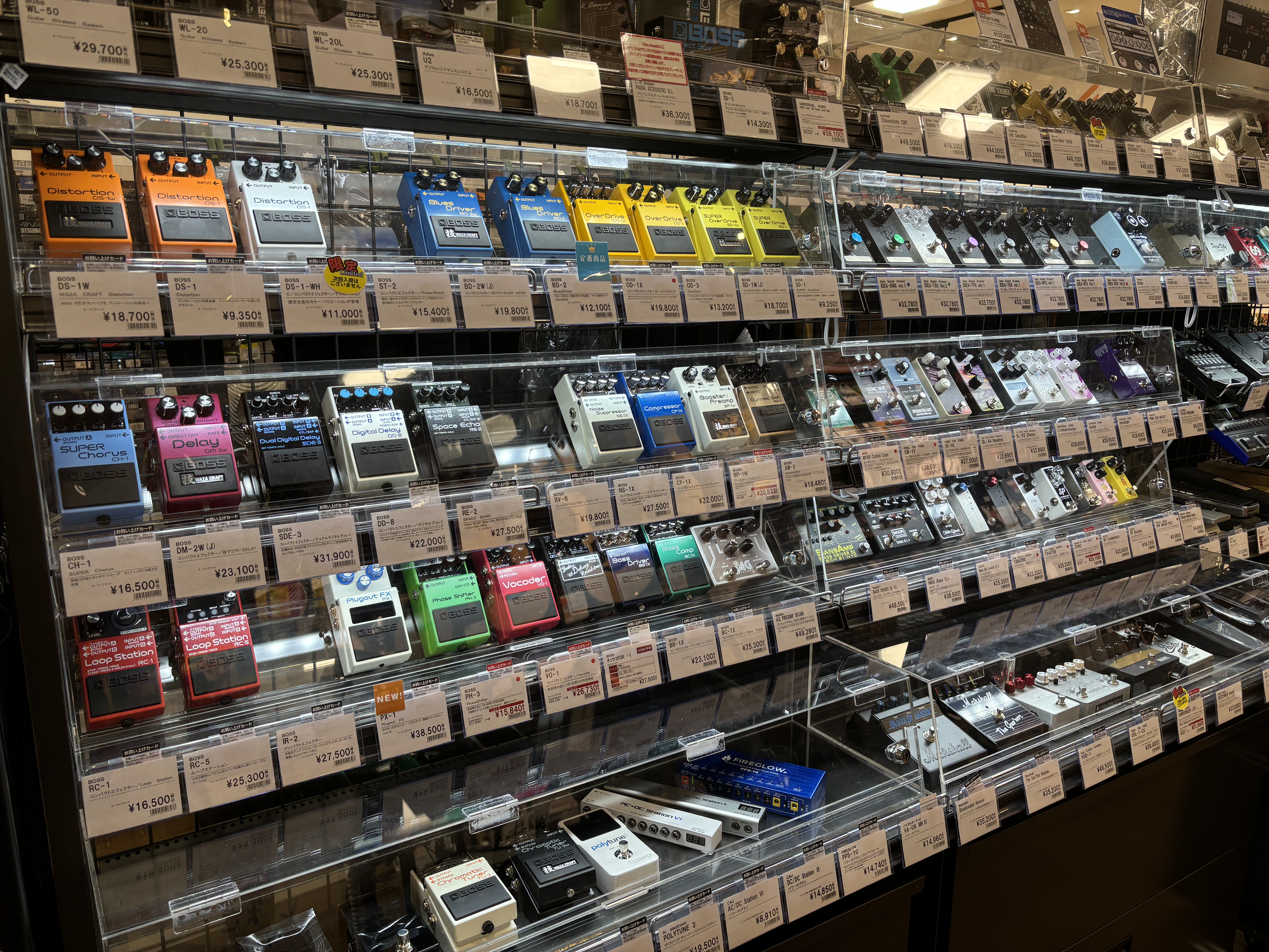 イオンモール秋田店にて特別価格になっているエフェクターをまとめて紹介!どれも1台限りのため早い者勝ちです♪掘り出し物に出会えるかも?なお、掲載していない商品で特別価格になっているエフェクターもございます。是非店頭にも足をお運びください!!! CONTENTS商品一覧お問い合わせ商品一覧 お問い合わせ