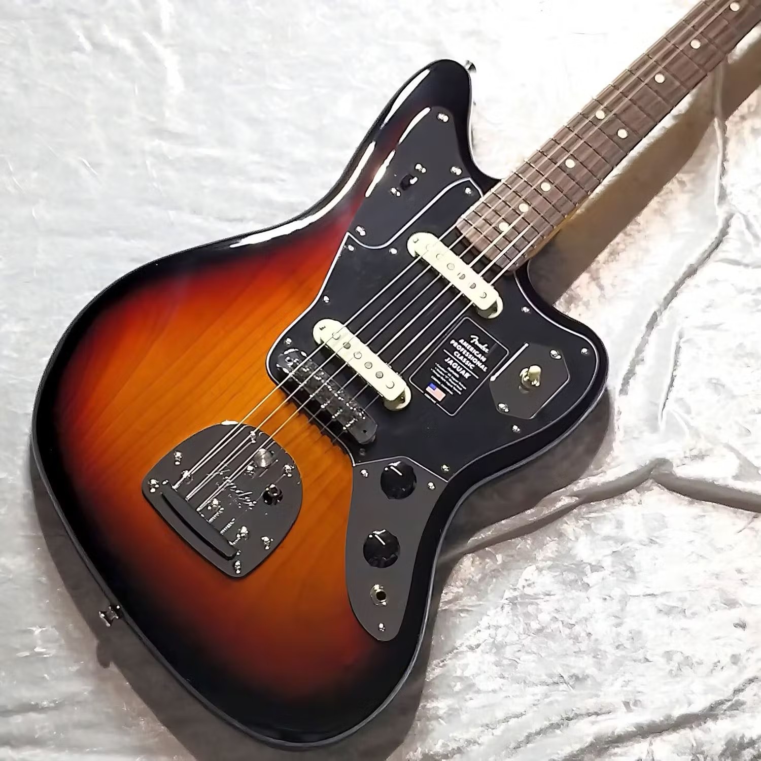 FenderAmerican Professional Classic Jaguar 3-Color Sunburst