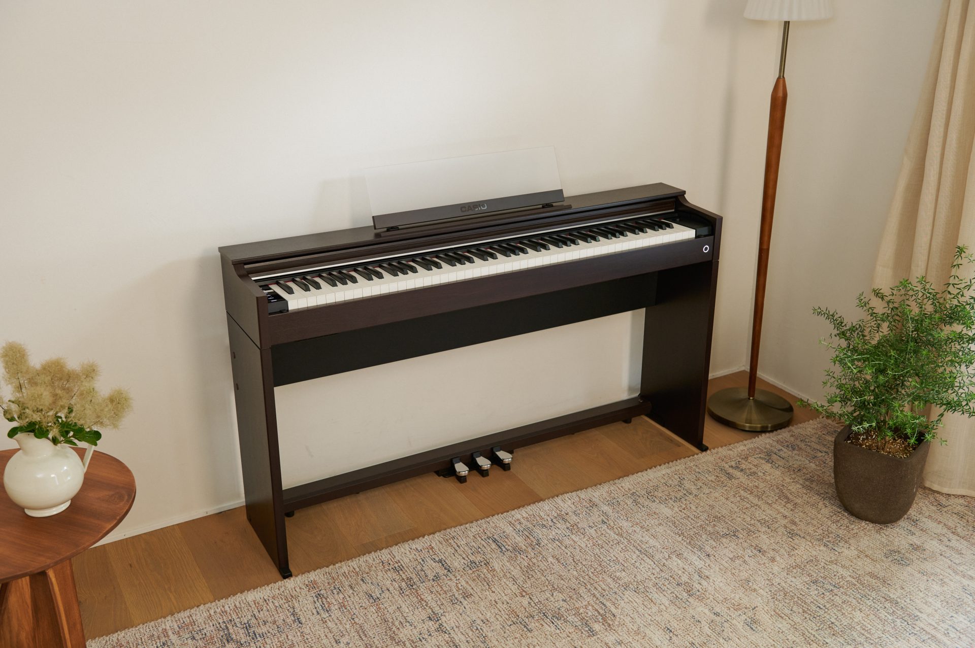 CELVIANOシリーズ「AP-S200」をベースとした島村楽器オリジナルモデルです。お部屋に圧迫感を与えにくい奥行きわずか299mmとコンパクトなデザインながら、優れた演奏性も兼ね備えています。鍵盤はグランドピアノと同様にハンマーの自重によるアクション機構を採用。独自のデジタル制御技術により、グラ [&hellip;]