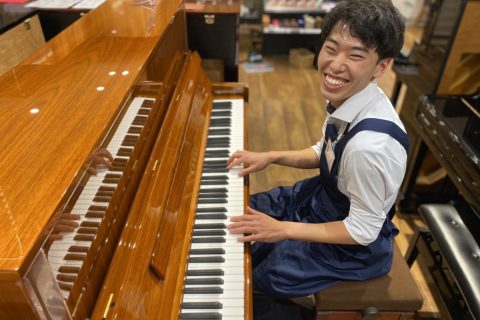 スタッフ写真 ピアノ 川本