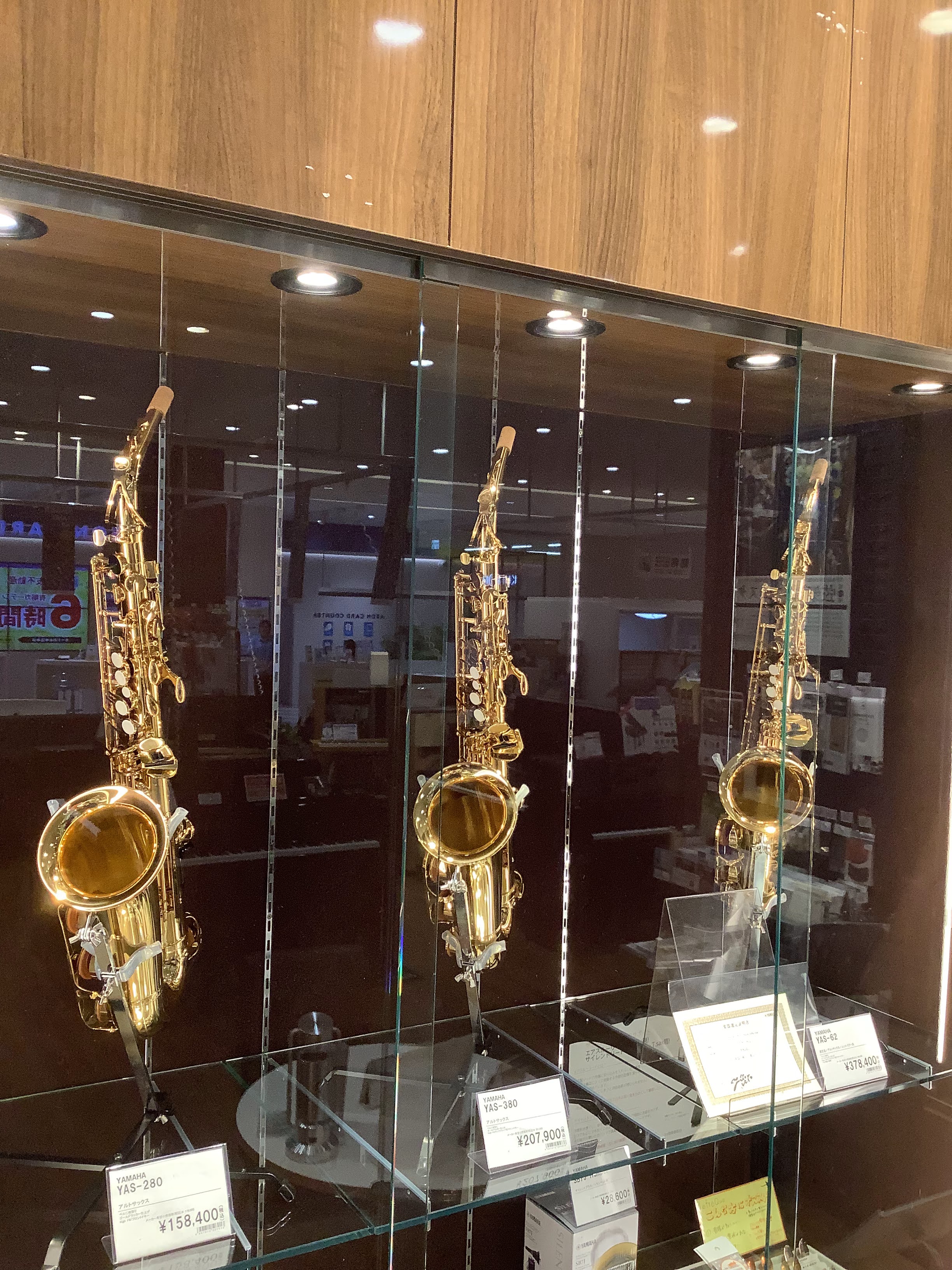 こんにちは、島村楽器　有明ガーデン店です。遂にサックスが入荷しましたー！久しぶりに管楽器が店頭に並び、担当者は嬉しい限りです…！ 同じYAMAHAのサックスでも何が違うのか…？自分にはどれが向いているのか…？そんな疑問にお答えできるようにそれぞれのモデルの特徴をまとめていきたいと思います！ CONT […]