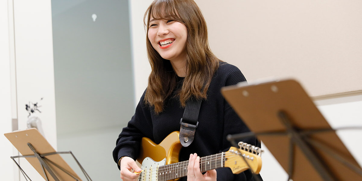 当店の音楽教室でも特に人気のギターコースが、ご好評により月・木の2曜日開講となりました。 担当する講師は、当社ギター科講師陣でもベテランの中嶋 忠俊先生。 中嶋先生のレッスンは、お子様だけでなく社会人やシニアの生徒様からもご好評いただいております。 月曜日と木曜日で開講しており、体験レッスンも受付中 […]