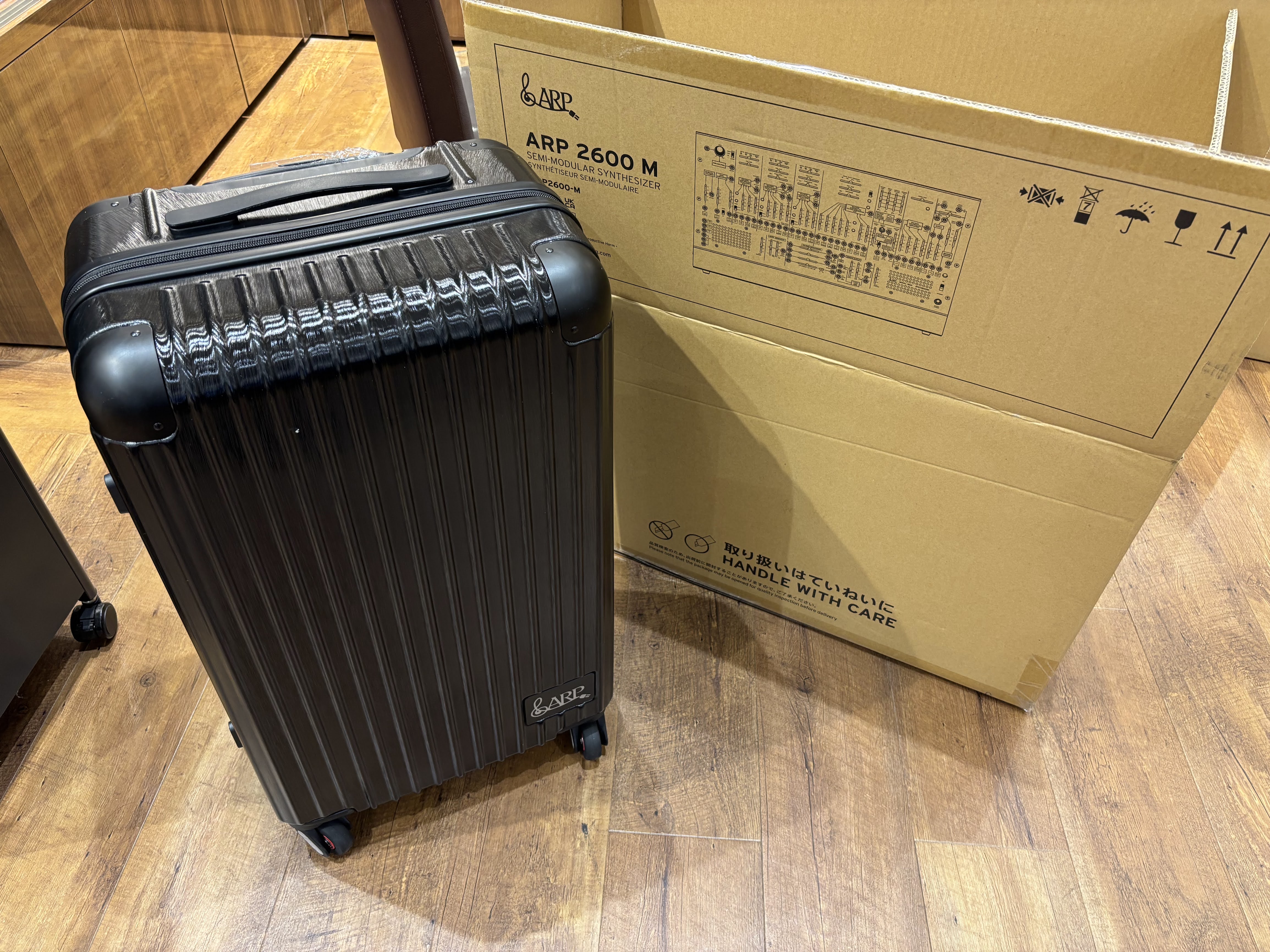 専用のキャリーケースも付属してます!