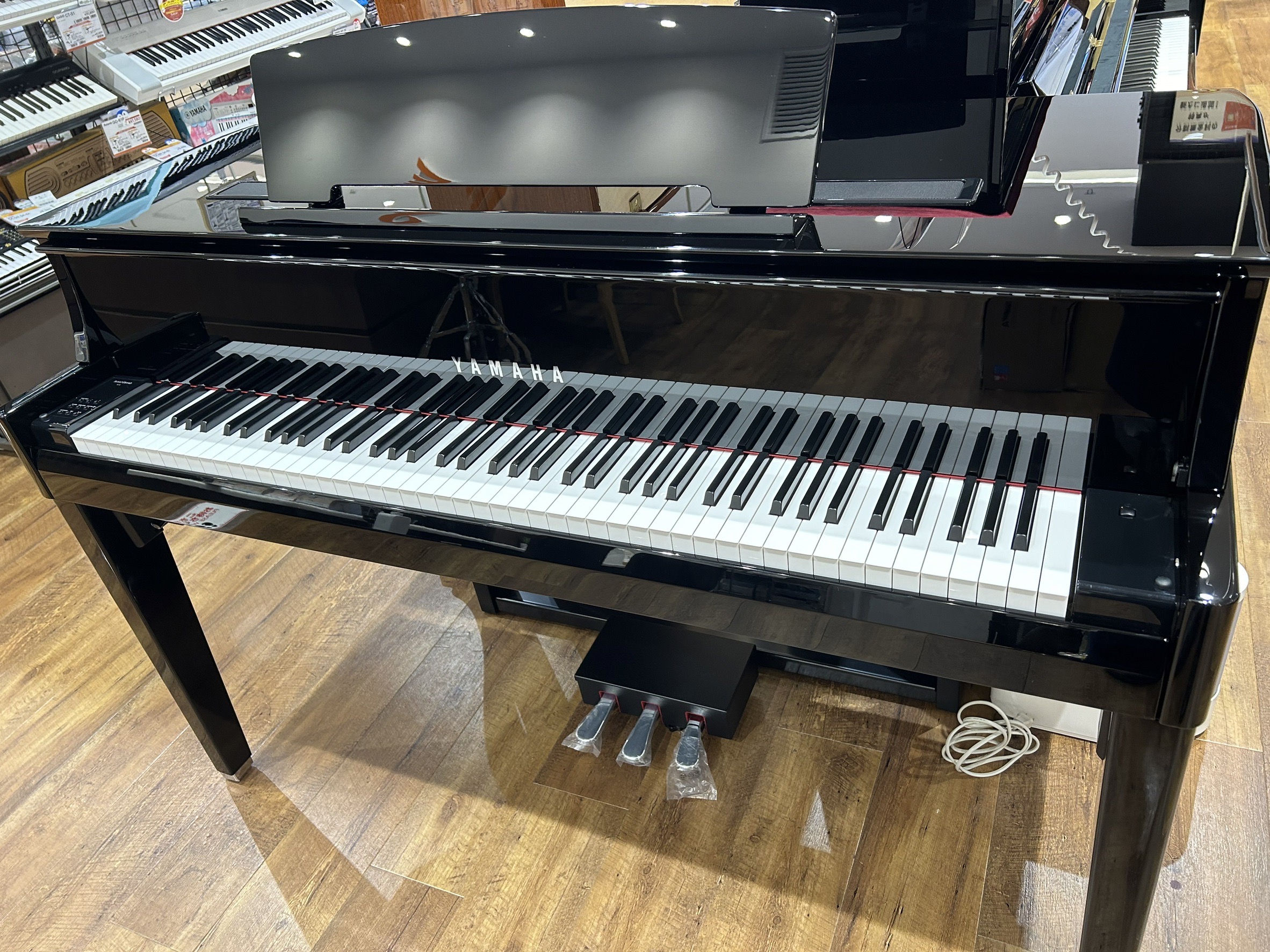本物の"生"グランドピアノ、革新のハイブリッドピアノ、そして電子ピアノ。3つの『音とタッチ』をその手で！ 「憧れのグランドピアノに触れてみたい」「ハイブリッドピアノって何が違うの？」「今まで電子ピアノしか弾いたことがなくて…」そんなみなさまの声にお応えし、【グランドピアノC3X】【グランドタッチのハ […]