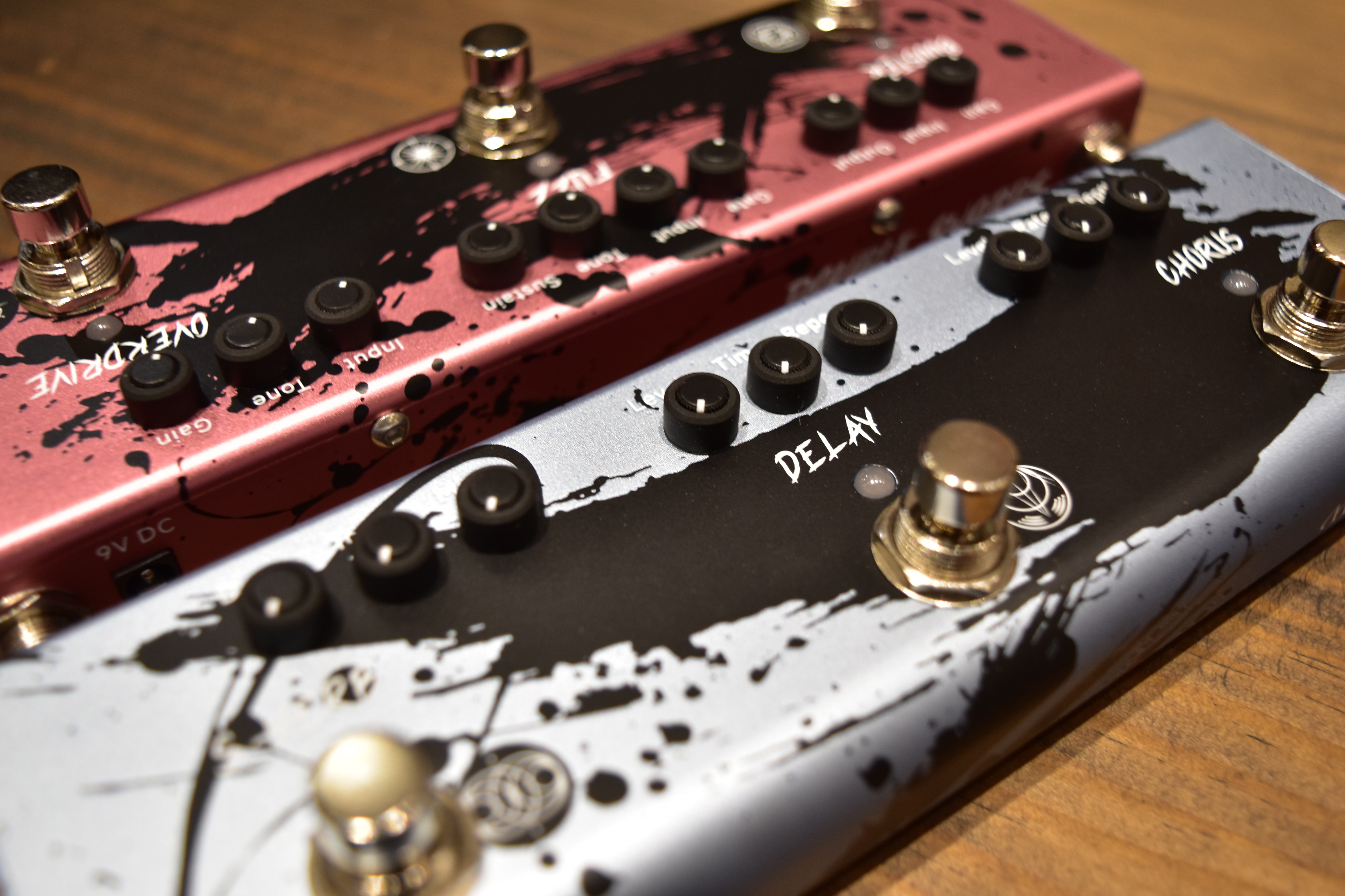 こんにちは！島村楽器有明ガーデン店の白木です。 世界的に活躍するギタリスト&nbsp;MIYAVI氏&nbsp;が完全監修した話題の新製品マルチファンクション・エフェクター、DONNER「Double Swords」シリーズ&nbsp;のご予約受付中です！ 徹底的なプレイヤー目線で開発され、プロフェ [&hellip;]