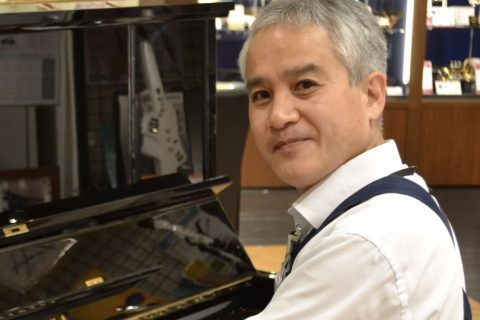 スタッフ写真 副店長 ピアノアドバイザー ギターアドバイザー 防音室 田上