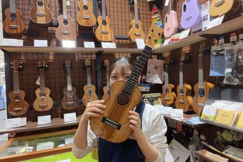 スタッフ写真 レジ 音楽雑貨 浅野