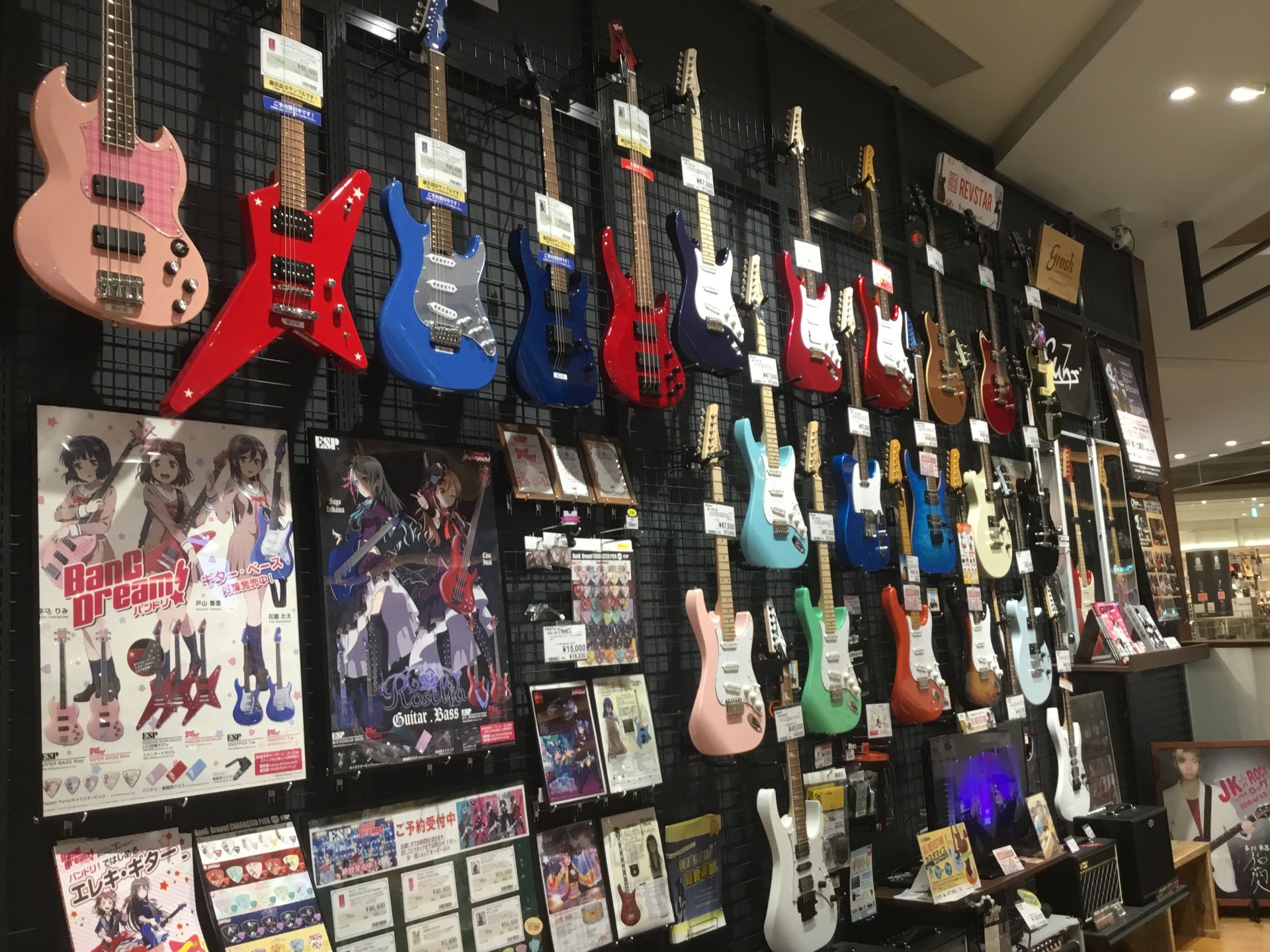 【軽音楽部必見！】失敗しないエレキギターの選び方！軽音楽部について知ろう！オススメバンドスコア紹介あり