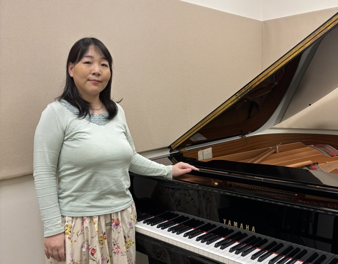 友常　由紀子（ともつね　ゆきこ） 楽器は全くの初めてなのですが… 私の生徒様の大半はピアノ初心者の方です。ピアノの特徴やフォーム、練習のしかたなど、丁寧に指導しております。 楽譜が読めないのですが… 音符を読むって初めての方にとっては、とてつもなく難しそうに思いますよね。もちろん初めは覚えてもらうこ […]
