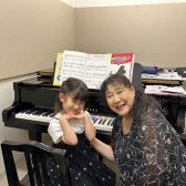 お仕事帰りに、家族の“ピアノ時間”。お買いものついでに、安心して通えます。