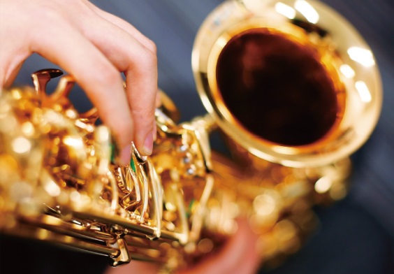 「学校の定期演奏会で聞いたサックスがカッコ良かった…」「ジャズバーで聴いたサックスの音色に、心が震えた…」 音楽って、心を豊かにしてくれますよね✨でも、新しいことを始めるのには、ちょっと勇気がいるもの。 こんな風に思っていませんか？ 「サックスって高いんでしょ？いきなり買うのはちょっと…😥」「続くか [&hellip;]