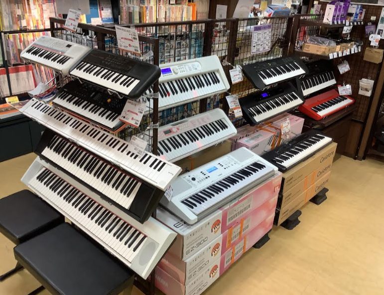 *☆プレゼントにオススメ☆ 電子ピアノに比べ軽量なキーボードは、外への持ち運びや、お部屋の移動もラクラク♪気軽に鍵盤楽器を始めてみたい！という方におススメのキーボード。プレゼントとしても人気の楽器です。 当店では、ヤマハ・カシオ・ローランドのキーボードを展示中！]]当店展示中のラインナップをわかりや […]
