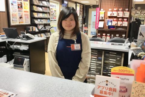 スタッフ写真 カウンター業務 渡邊