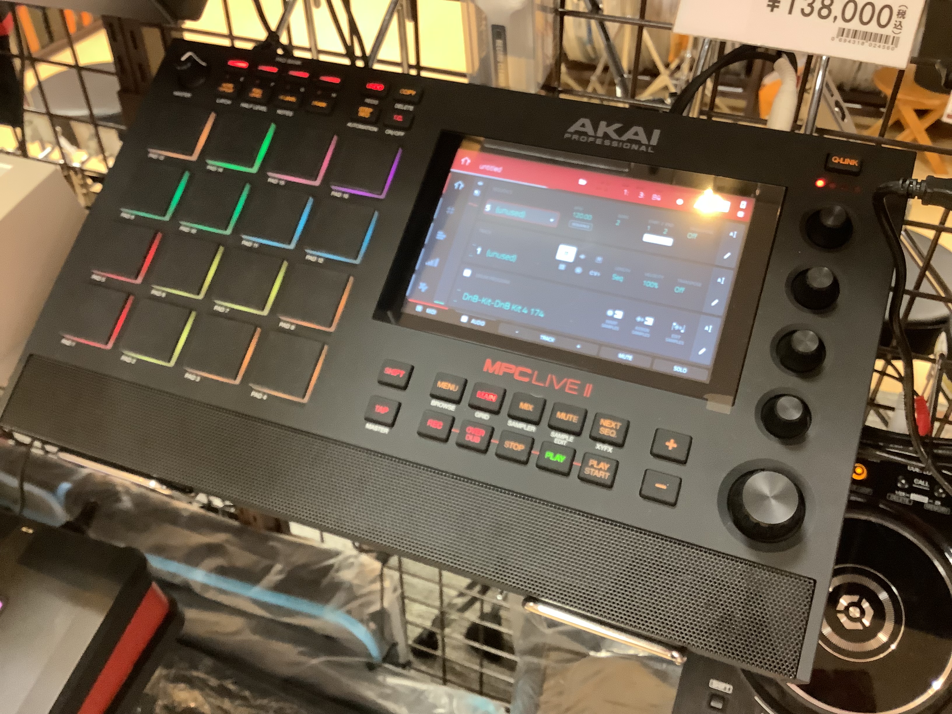 特徴 MPC Live IIは前モデルの名を受け継ぐにふさわしい製品です。・PCを使わずにハード本体のみで動作する・スタンドアローンMPC・モニター・スピーカー内蔵・7インチ高解像度マルチタッチ・ディスプレイ・16ベロシティ・センシティブRGBパッド・充電式リチウムイオン・バッテリー内蔵・MPC2. […]