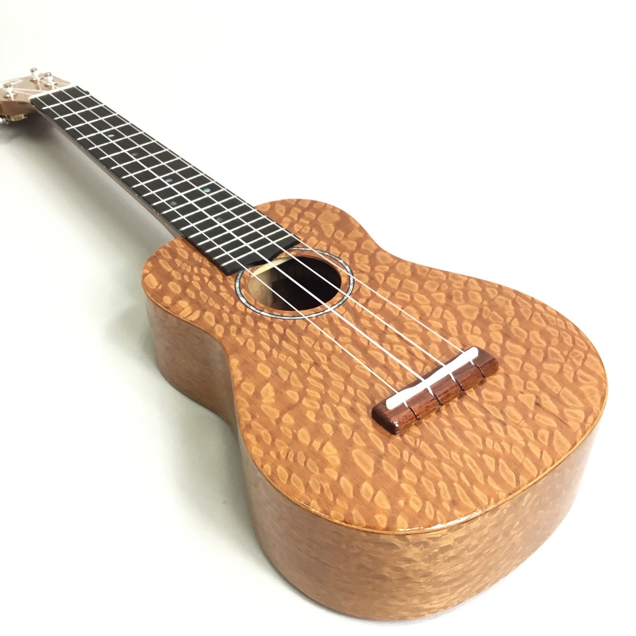 COTONE(コトネ)とは 年々、希少な資源になっていく世界中の「トーンウッド」と言われる木材を使い、世界的にも弦楽器製造に定評のある日本国内で丁寧に制作された、島村楽器のオリジナルブランドです。 また使用木材を「ハワイアンコア・マホガニー」などのウクレレの定番材にこだわらず、伝統的なスタイルを残し […]