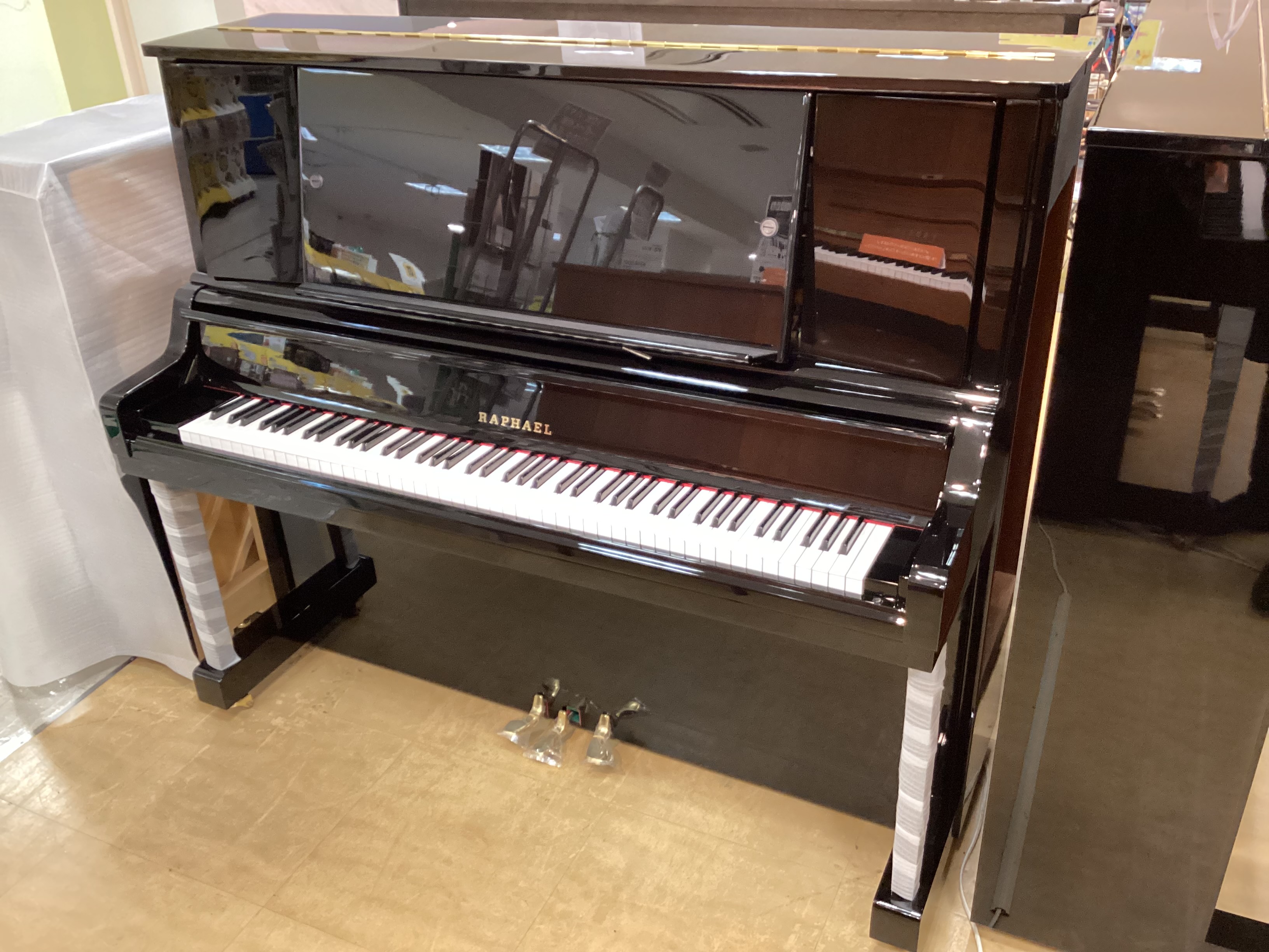 RAPHAEL（ラファエル）島村楽器オリジナルモデル　中古RUJ132（2012年製） 今現在、ラファエルというモデルは生産しておりません。当時の最上級モデルのピアノです。 トーンエスケープ搭載のピアノになっており、生音が出やすく部屋を響かせてくれます。（3段階可変式） 総アグラフというグランドピア […]