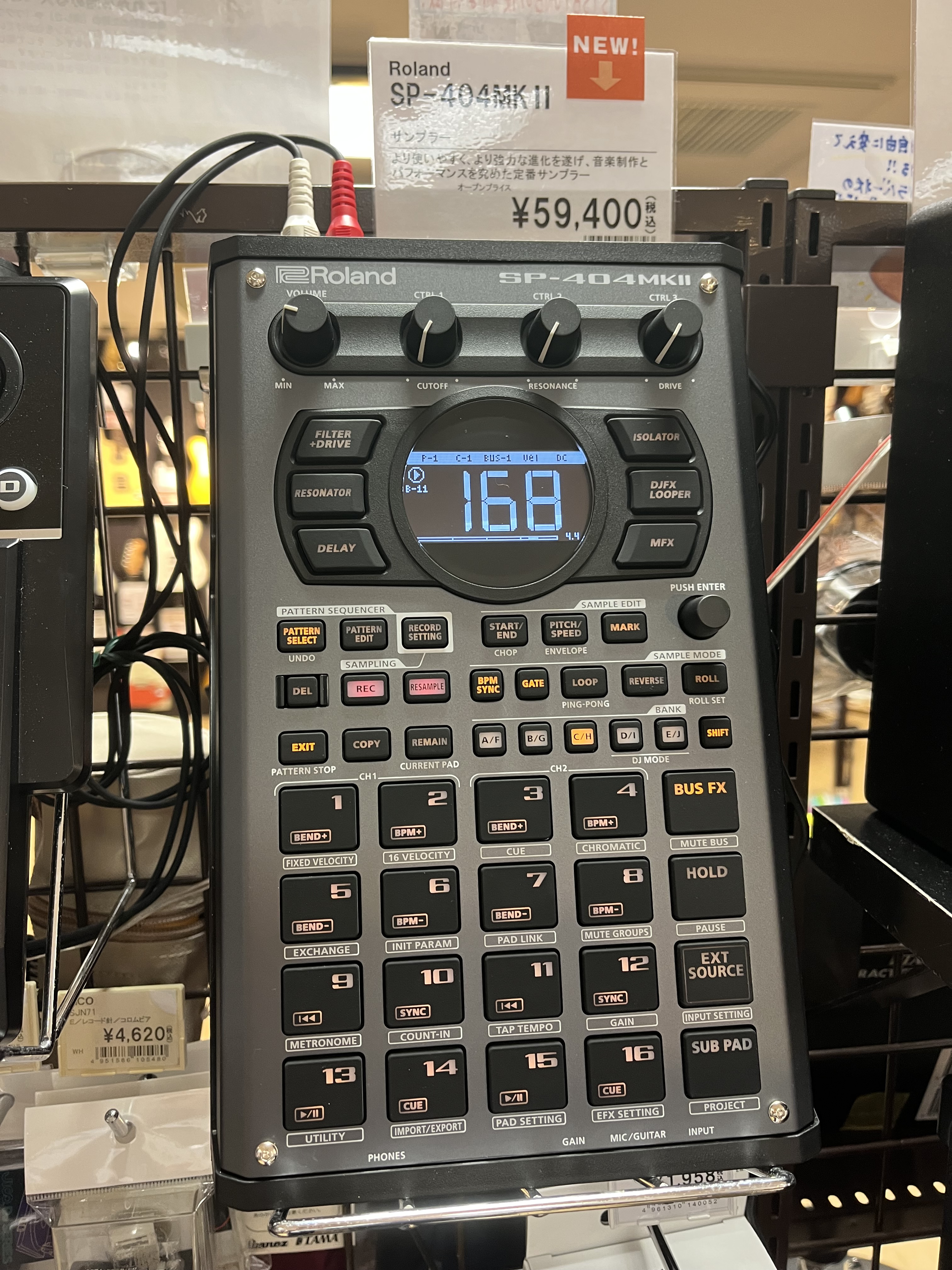 Roland SP-404MKⅡの実機触ってみませんか！？ エディット性能が飛躍的に向上する液晶パネル、ベロシティー対応パッド、MIDI IN/OUT端子を搭載し、各種エフェクトも内蔵し一段と使い勝手もよく進化しています。 お問い合わせにつきましては担当の高森までお気軽にご連絡下さいませ！