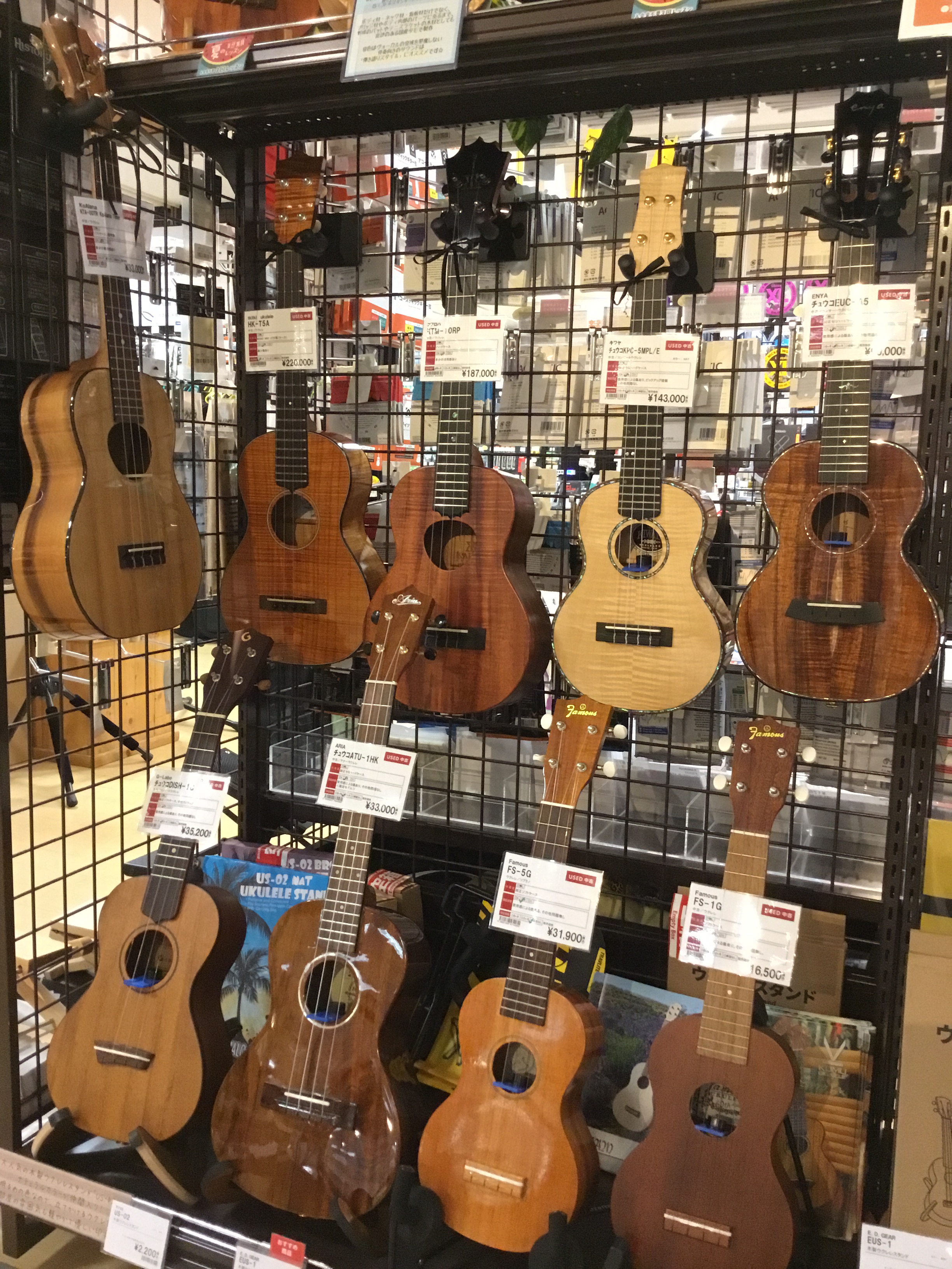 2024年9月12日 更新 当店では、中古ウクレレのお取り扱いをしております。展示中の中古ウクレレのラインナップをご紹介致します。中古のウクレレの中には、通常店頭には並ばないウクレレもございます。特に中古ウクレレとの出会いはタイミングになりますので、是非チェックしてみてください♪ ※店頭にて展示販売 […]