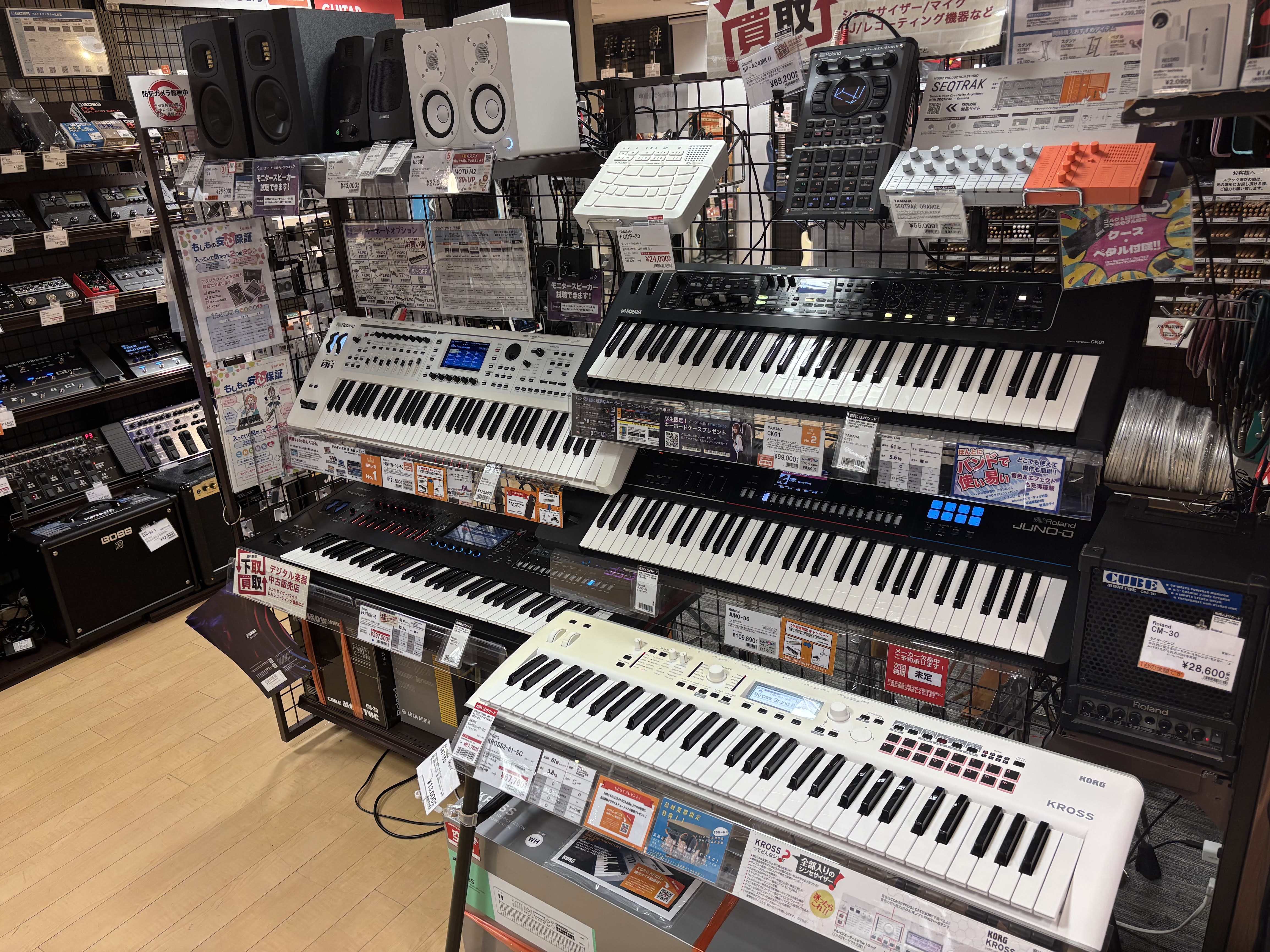 新しい季節、新しい学校生活、そして新しい挑戦。キーボーディストとしての一歩を踏み出そうと思っている皆さんーーようこそ音楽の世界へ！キーボードを使った演奏は、軽音楽部の中でも幅広いジャンルで大活躍。バンドのなかで楽曲の雰囲気を決める重要なポジションです。その第一歩を支えるのが"シンセサイザー"という楽 […]