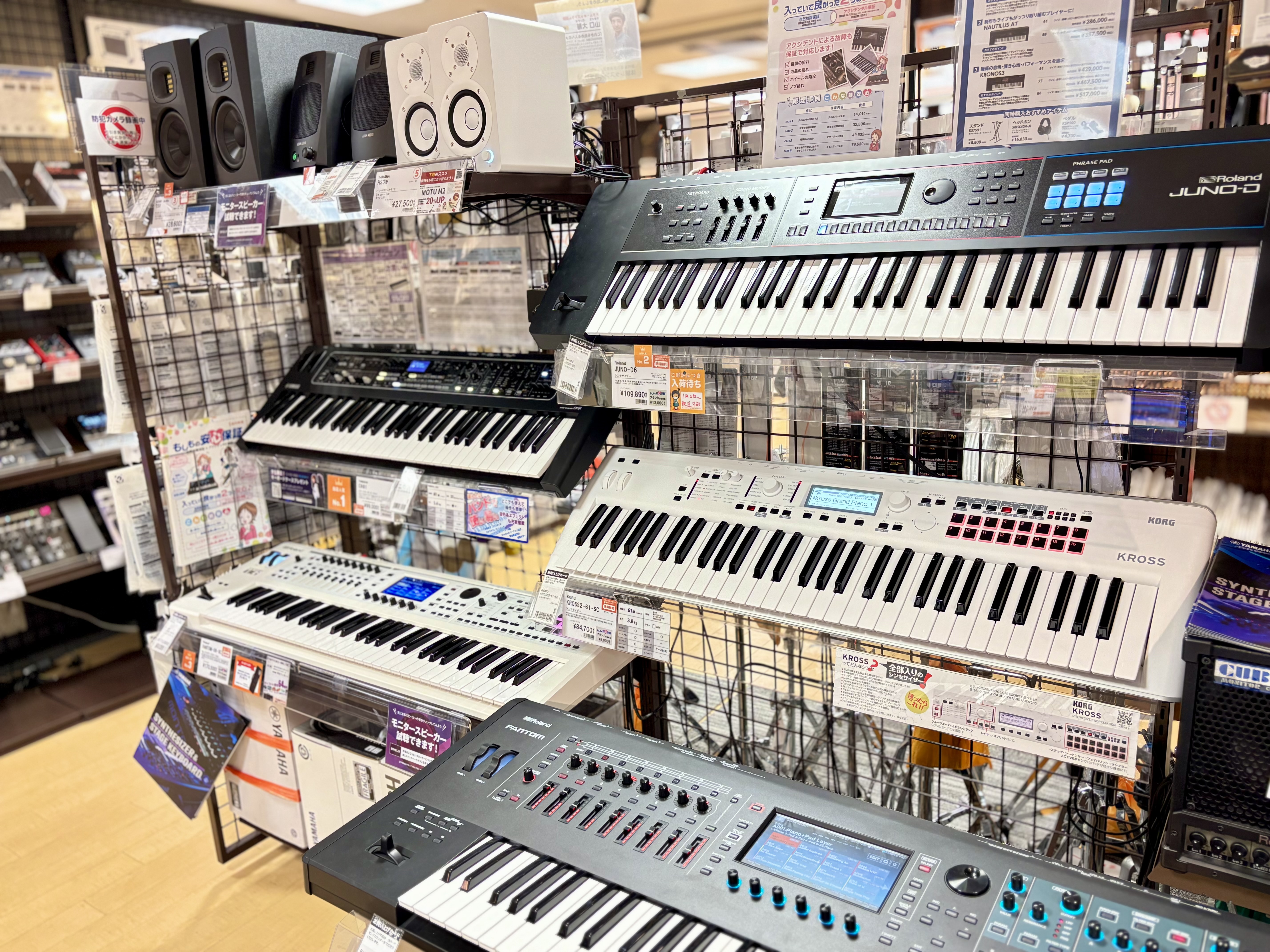 新しい季節、新しい学校生活、そして新しい挑戦。キーボーディストとしての一歩を踏み出そうと思っている皆さんーーようこそ音楽の世界へ！キーボードを使った演奏は、軽音楽部の中でも幅広いジャンルで大活躍。バンドのなかで楽曲の雰囲気を決める重要なポジションです。その第一歩を支えるのが"シンセサイザー"という楽 [&hellip;]