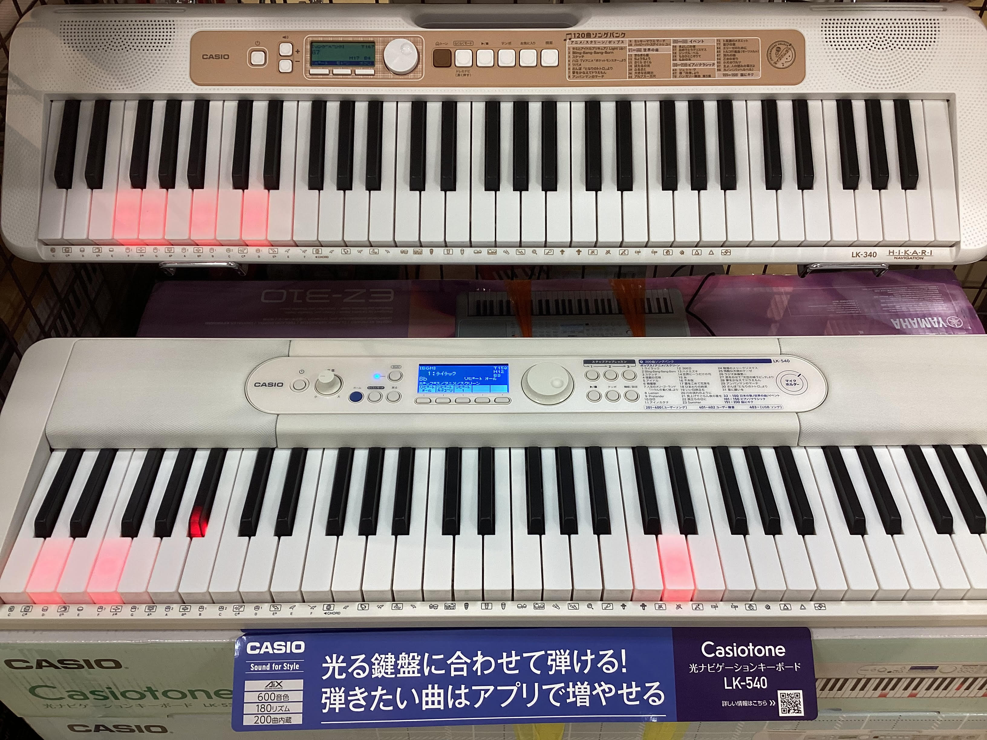 光る鍵盤がやさしく指を導いてくれる光ナビゲーション キーボード。新製品が入荷致しました！！ LK-340 商品詳細 鍵盤が光って、弾く場所を教えてくれる光ナビゲーションキーボード。指一本でも楽しめて、マイクでいつでも歌える。カラーや柄にこだわった、おしゃれでかわいらしいデザインです。 はじめてでも安 […]