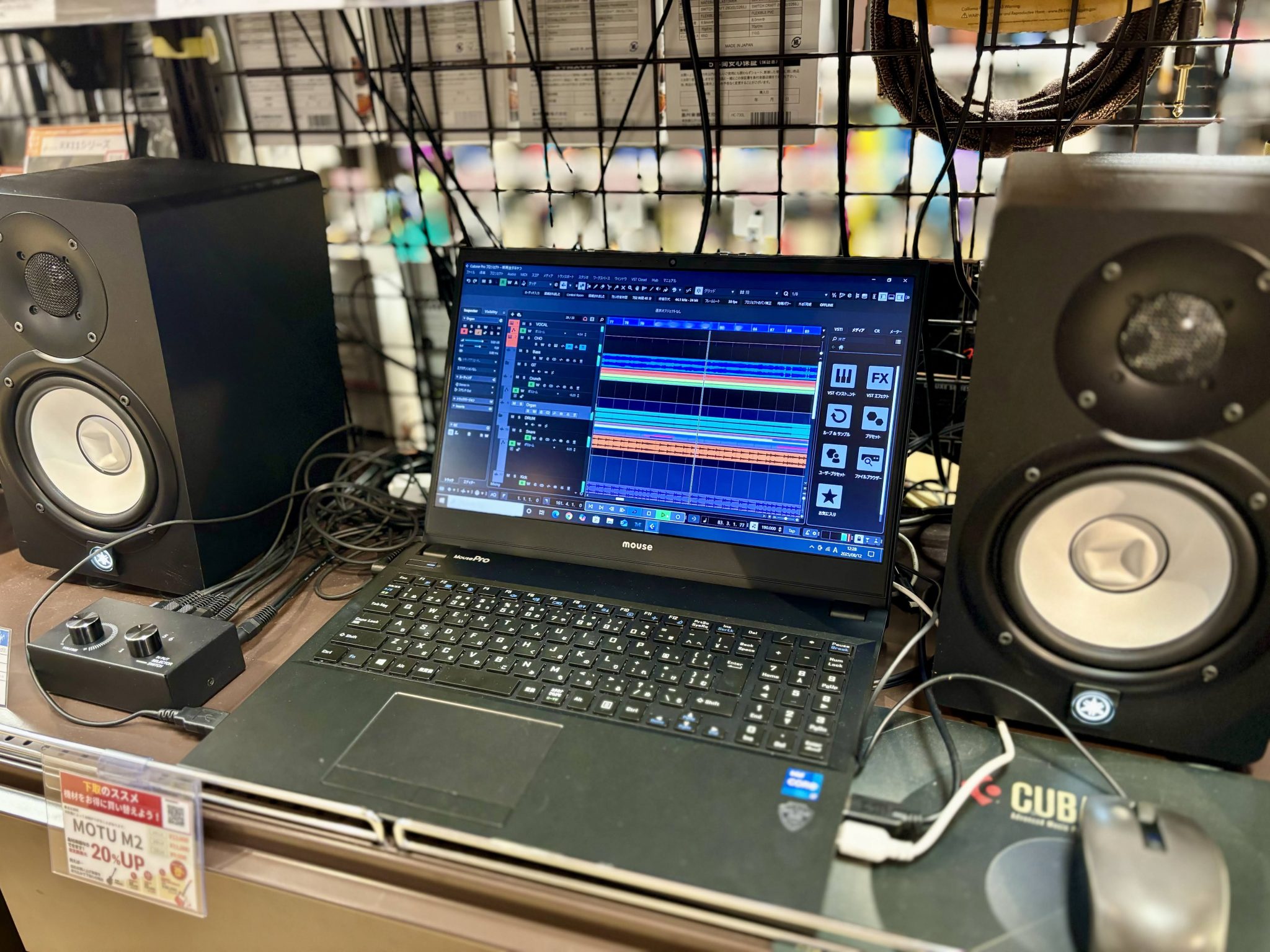 「ライブで音がスカスカに感じる」「キーボーディストが見つからない・メンバーが足りない」「CDのあの音を再現したい」といった悩みはありませんか？それを解決するのが、プロの現場では当たり前の「同期演奏（伴奏音源：オケ）」です。 CONTENTSそもそも「同期演奏」とは？必要な機材と仕組みセッティングのイ [&hellip;]