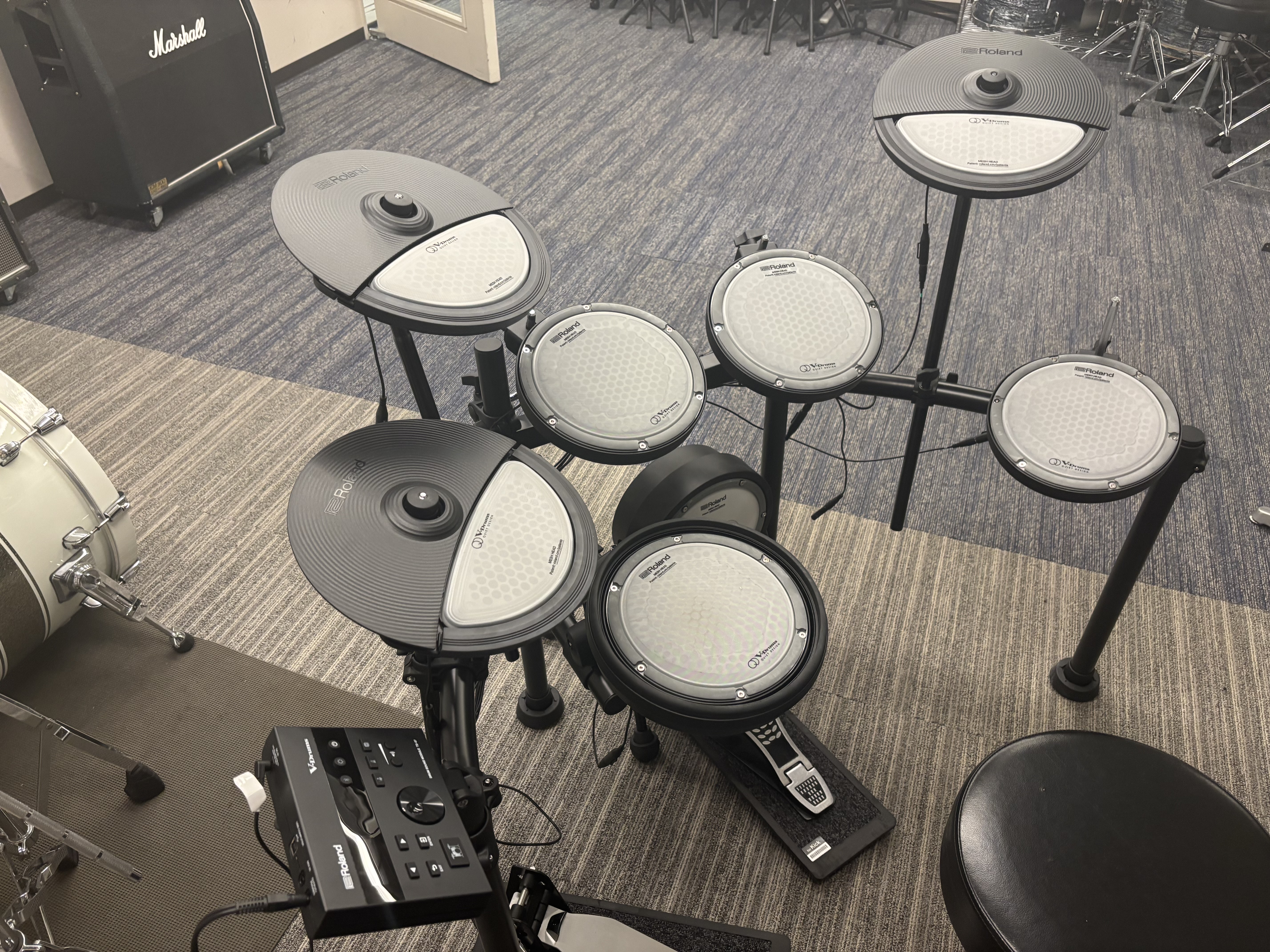 期間限定で展示しています! 島村楽器 フィール旭川店では、店内スタジオにて Roland サイレントドラム「VQ-D106」を【1月23日(金)~2月4日(水)】の期間限定で展示中です! 是非一度、店頭でお試しください! 展示品 お問い合わせはこちら⇩