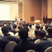 小会議室から全社会議まで対応。 法人向け「会議用ワイヤレス・簡易PA」導入ガイド