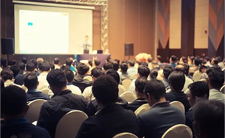 「声が聞き取りづらくて、会議に集中できない」「オンライン参加者から『音が遠い』と言われる」「登壇者が毎回声を張り上げていて、負担が大きい」 一般的に、会議や研修の【やりづらさ】の多くは「音環境」が原因です。発言がクリアに聞こえるだけで、 ・会議の進行がスムーズになる・参加者の集中が続く・オンライン参 [&hellip;]