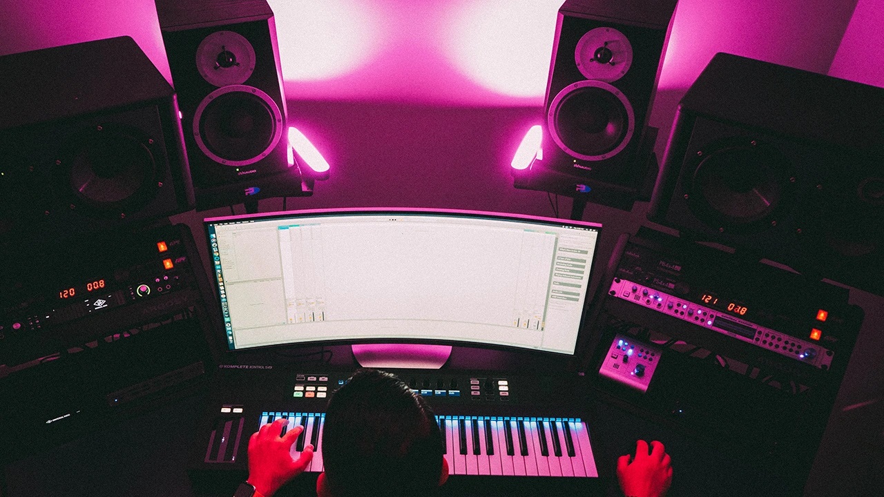 「自分の部屋がスタジオになる！」そんなワクワク感をお届けします。 CONTENTS『DTM』であなたの部屋が世界とつながるスタジオに！【第1章】DTMの全体像を把握しよう【第2章】音楽制作の心臓部：DAW ＆ オーディオインターフェイス【第3章】「本当の音」を聴く：モニターヘッドホン ＆ スピーカー [&hellip;]