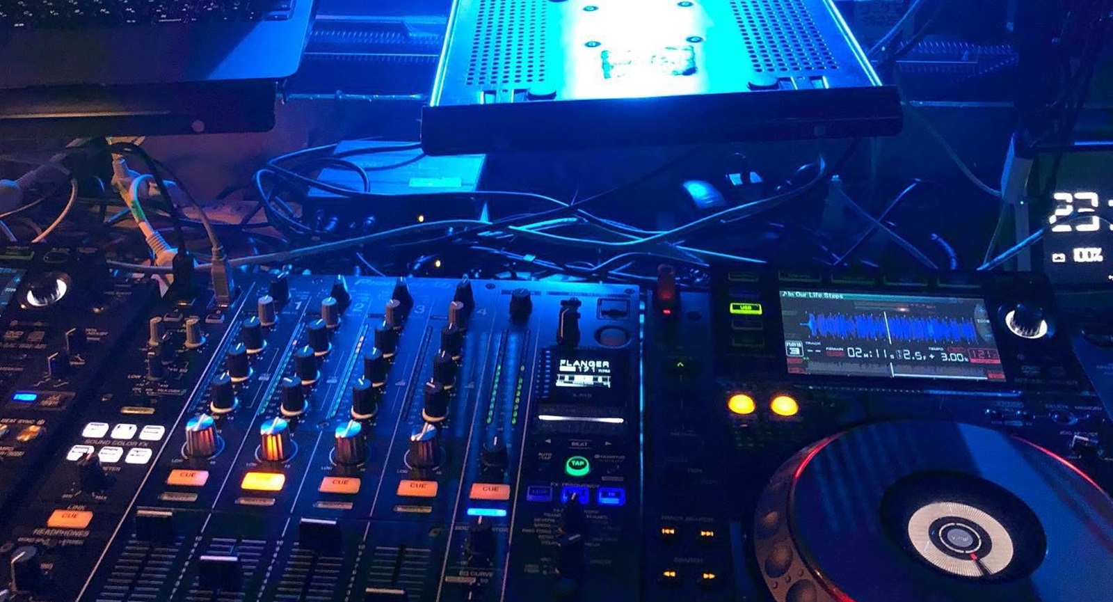 経験不問！初心者大歓迎！ 皆様こんにちは！デジタル担当の「DJ 輝（てる）」です！島村楽器の店内スタジオが、この日だけはクラブに変わる！？「人前でプレイしてみたい」「DJ仲間を増やしたい」「いきなりクラブデビューするのはなぁ...」そんな皆様のため今回はなんと、Pioneer DJの最新オールインワ [&hellip;]