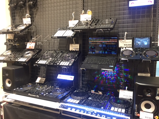 こんにちは！岩崎です！]]大人気のDDJ-1000が再入荷いたしましたのでご報告させていただきます！ *Pioneer DJ/DDJ-1000 ***演奏性の高い本格的な操作インターフェイスを可搬性に優れた筐体に凝縮したrekordbox dj専用コントローラー DDJ-1000 はDJプレイ機能  […]