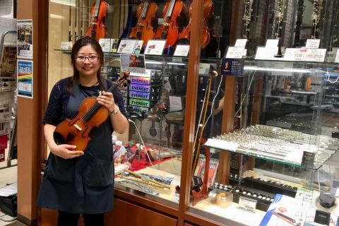スタッフ写真 アコースティックピアノ・電子ピアノ・弦楽器・教育楽器・防音担当 米崎