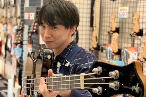 スタッフ写真 ベース、ギターアクセサリー、楽譜 河野