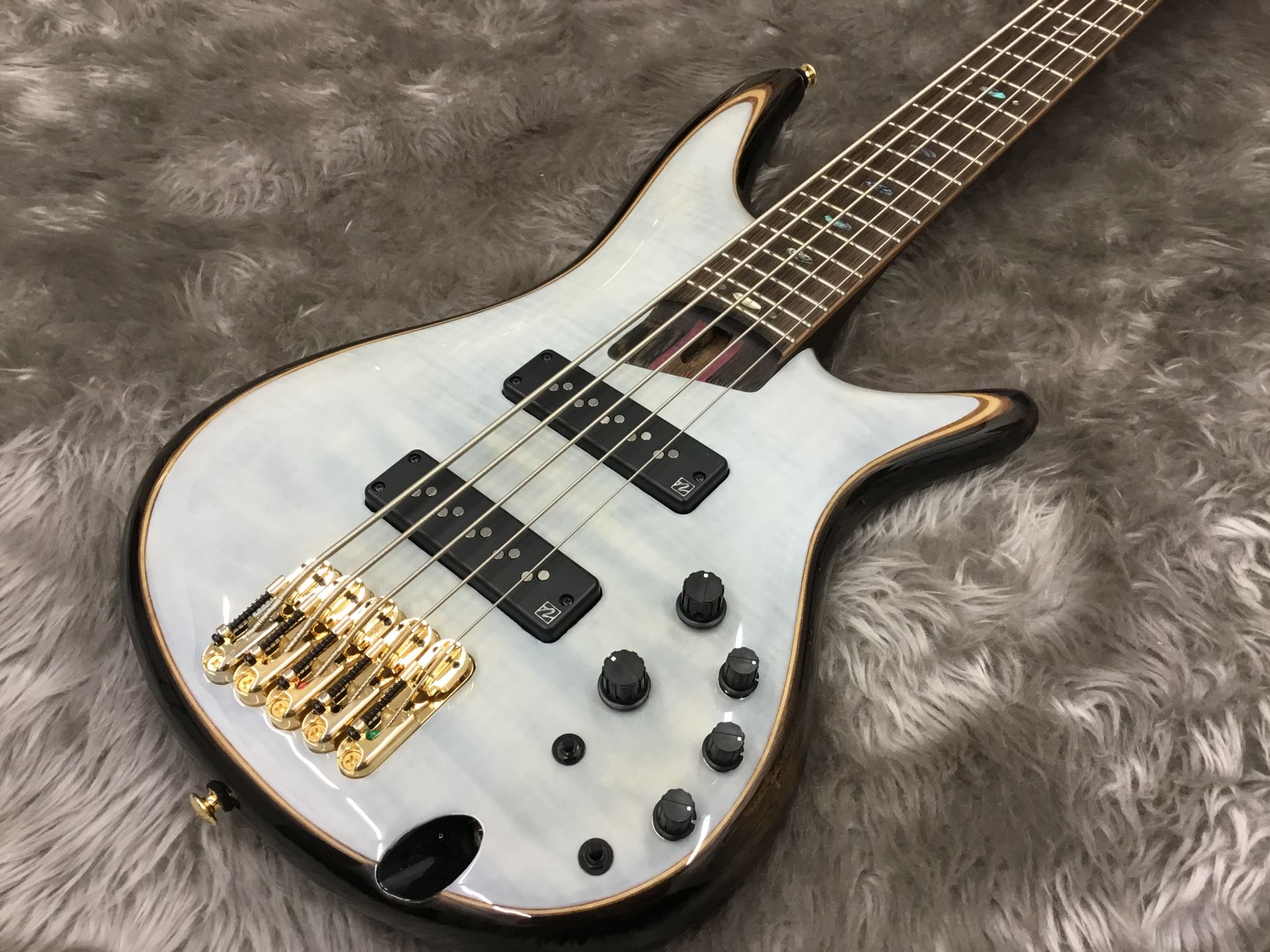 こんんちは！岩崎です！]]Ibanez NAMM Show2018発表限定モデル “SR1405” が綾川店にも入荷しましたのでご報告させていただきます！ *Ibanez /SR1405 パンガパンガとパープルハートの強靭なネック構造や、こだわり抜いたパーツ等々、SRの系譜を受け継ぎつつ、TOPに特 […]